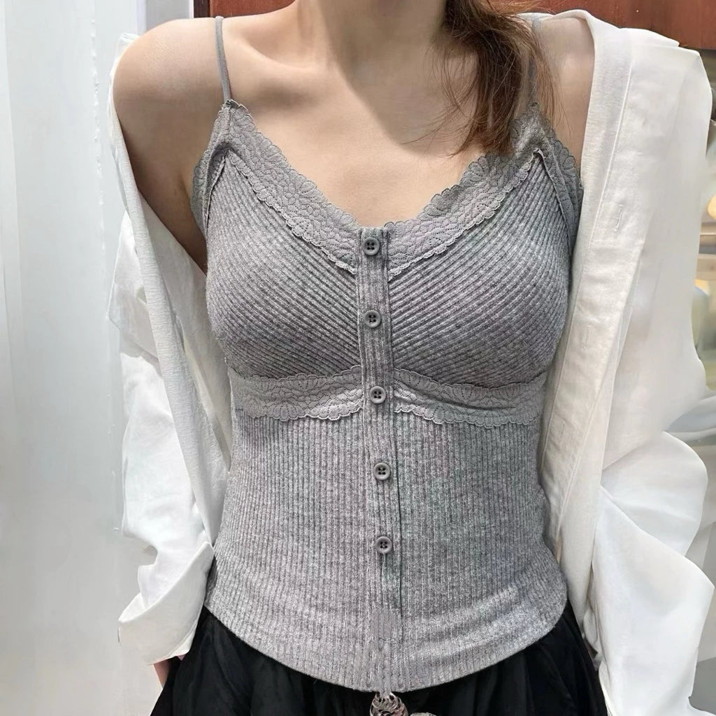 Cozy 太好穿！細肩V領鈕扣拼接蕾絲固定杯中長版背心 女裝上衣