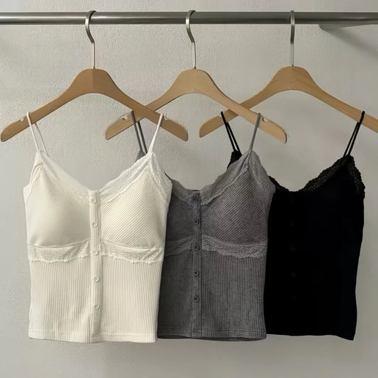 Cozy 太好穿！細肩V領鈕扣拼接蕾絲固定杯中長版背心 女裝上衣