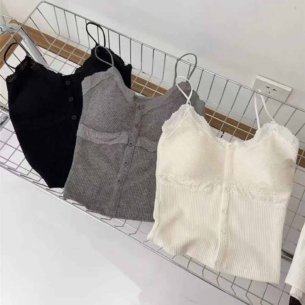 Cozy 太好穿！細肩V領鈕扣拼接蕾絲固定杯中長版背心 女裝上衣