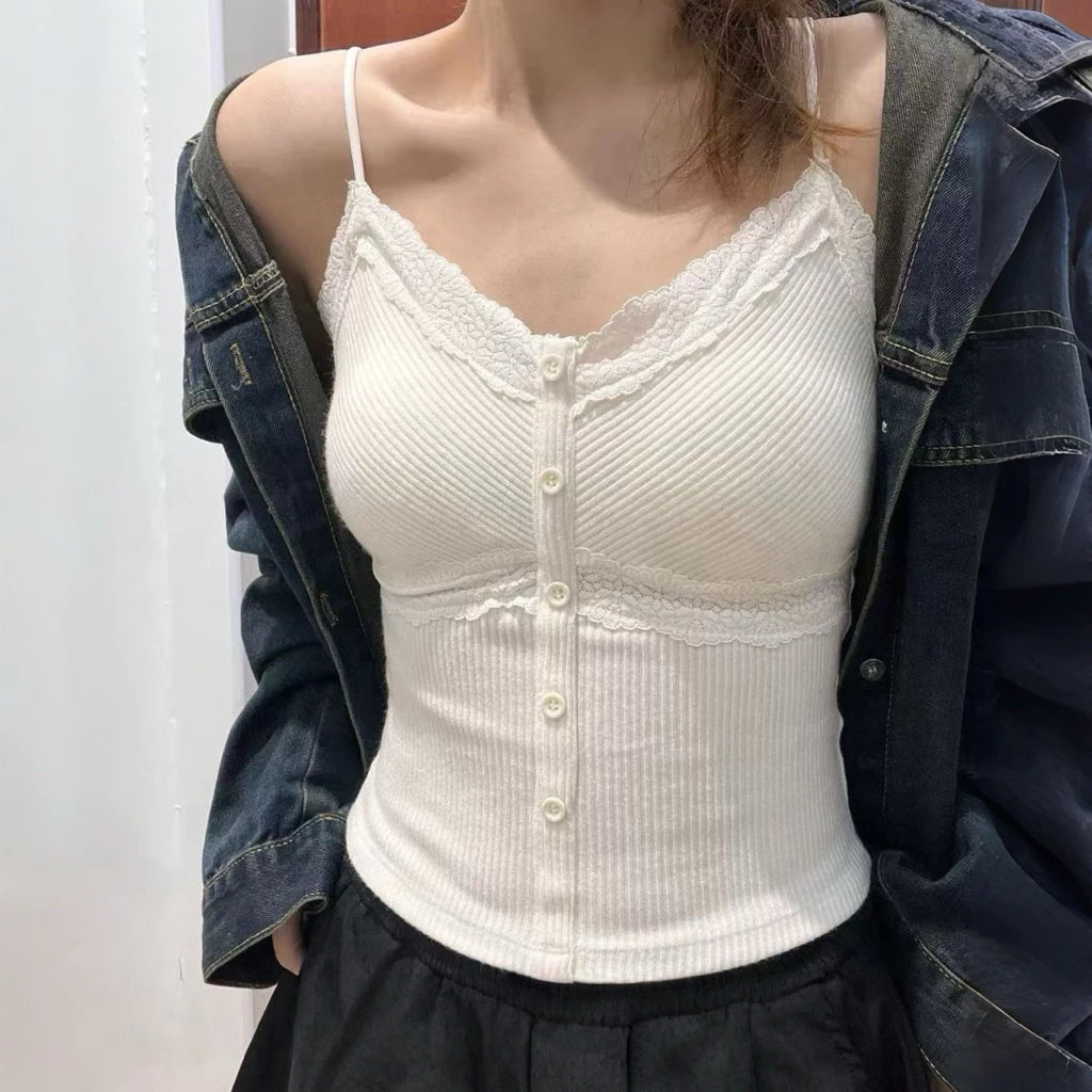 Cozy 太好穿！細肩V領鈕扣拼接蕾絲固定杯中長版背心 女裝上衣